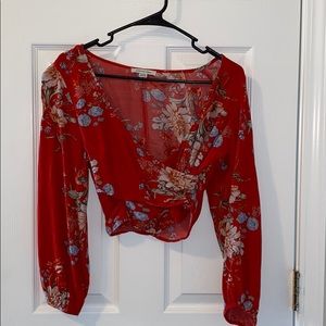 Woman’s crop top long sleeve